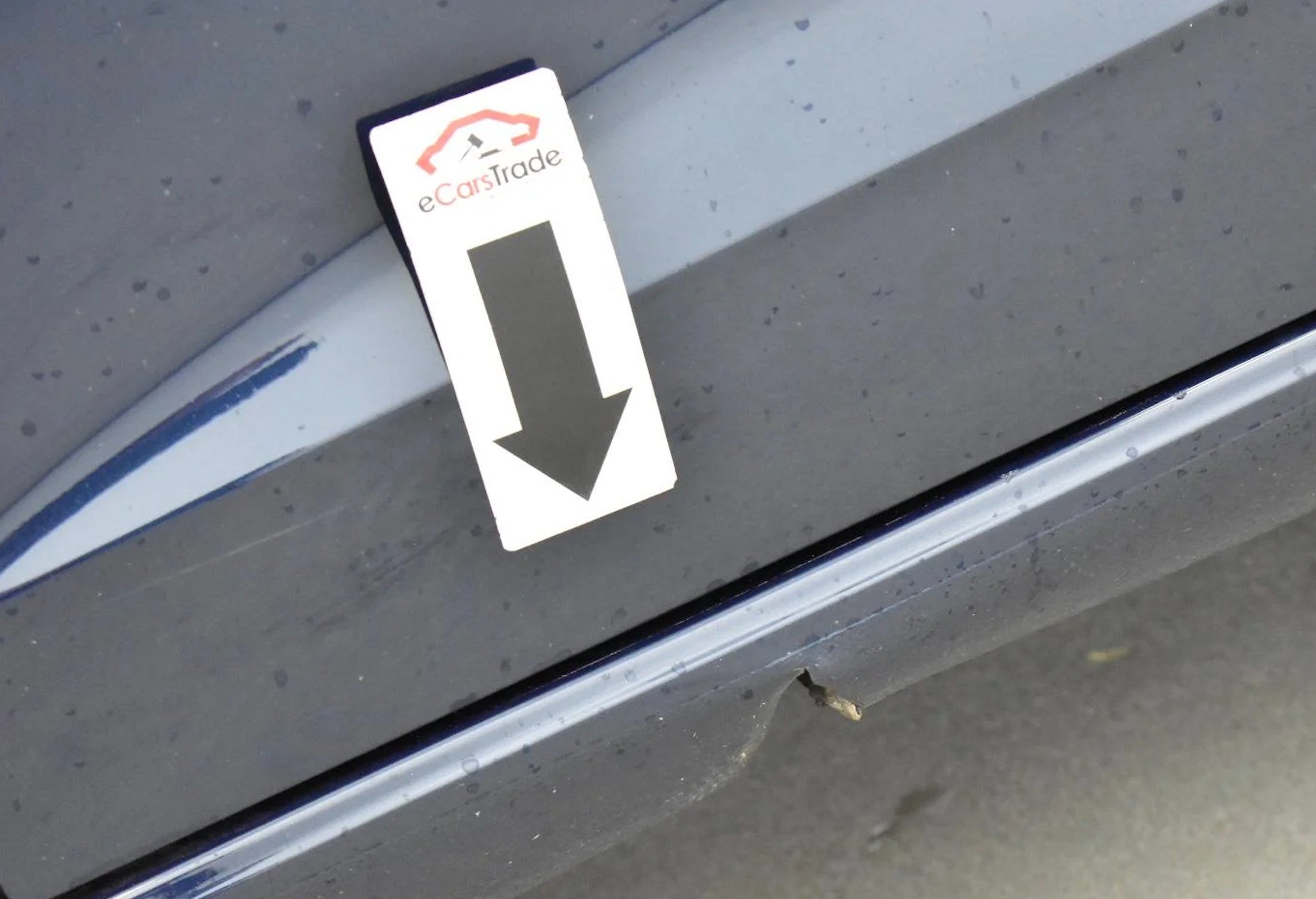 flecha impresa de eCarsTrade señalando un pequeño daño en el coche