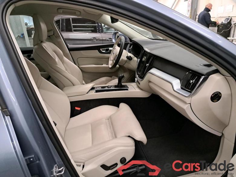 VOLVO - VOL XC60 D3 150PK Momentum Pack Business Line & IntelliSafe Surround & Moritz Leather Seats & Winter Pack & Viual 360 Park View #3