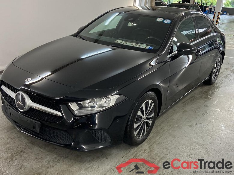 MERCEDES-BENZ CLASSE A SEDAN DIESEL (V177) A 180 d Business Solution ABS DYNAMIC SELECT Touchpad Camera de recul