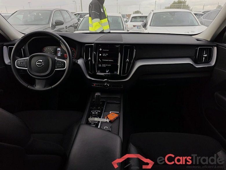 VOLVO XC60 / 2017 / 5P / todoterreno 2.0 B4 D AWD Momentum Pro Auto #3