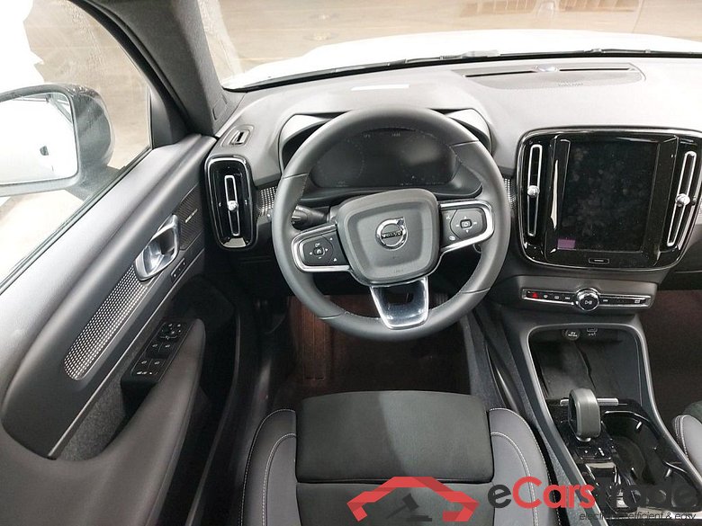 Volvo XC40 T2 Plus Dark Design Aut. 5d #3